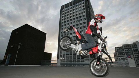 Co drugi motocyklista hamuje dłużej, niż mu się wydaje. Nowe badanie
