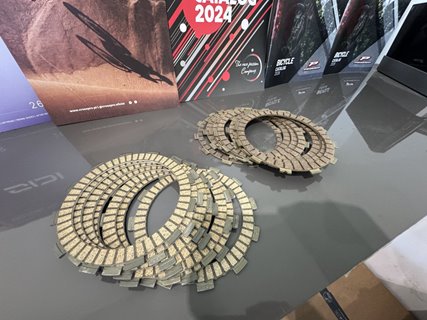Tarcze sprzęgłowe: korek, kevlar czy spiek? Które wybrać do motocykla