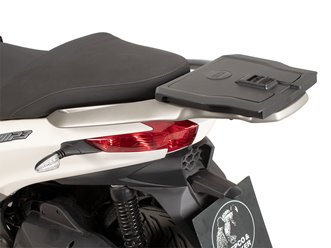 Płyta adaptera czarna do uniwersalnych kufrów górnych z uniwersalną płytą montażową Piaggio MP3 310/Sport 2024 - 2025 | 6557674 01 01