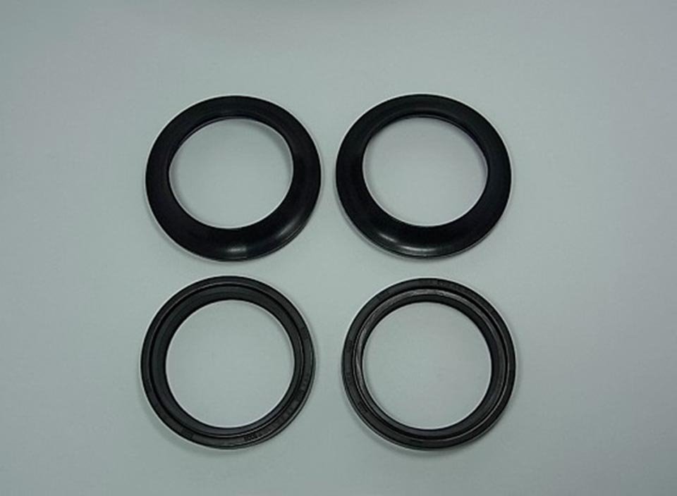 Uszczelniacze przedniego zawieszenia olejowe i pyłowe komplet Kawasaki ZX6/9R, Suzuki GSX1400, SV1000, VZR1800 46x58x10,5 | FSD-042R