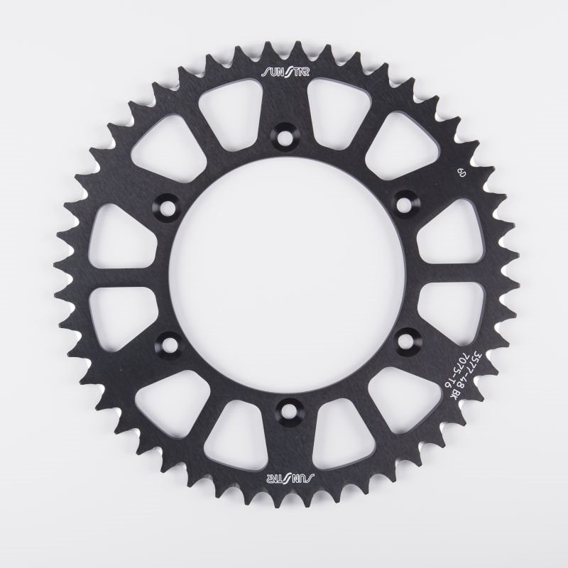 Zębatka tylna aluminiowa ERGAL (808, 48 zębów) Suzuki RM 125 ŁAŃC. 520 KOLOR CZARNY Sunstar | SUN5-3577-48BK