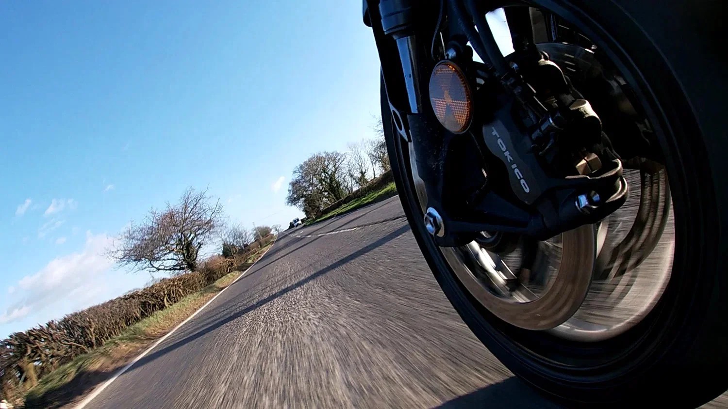 Zacisk przedniego hamulca motocykla z bliska