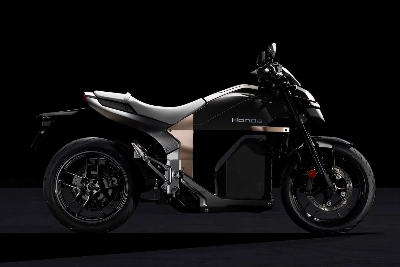 Honda WN7 w ujęciu studyjnym, model dostępny także w wersjach na kategorie A1 i A2