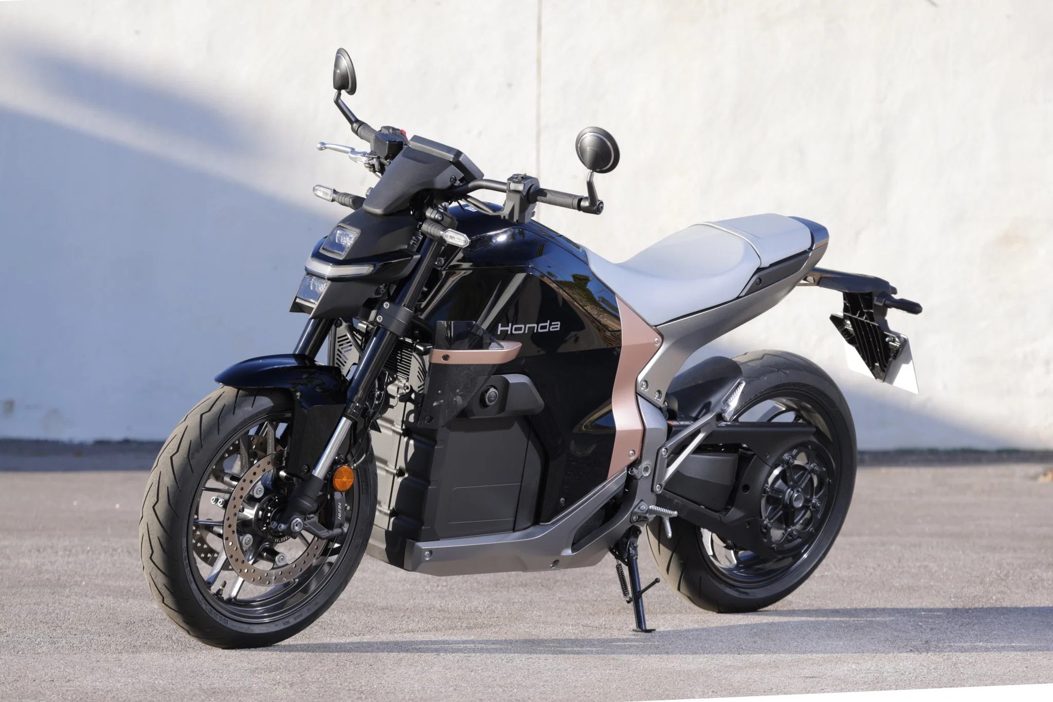 Honda WN7 w ujęciu bocznym, elektryczny roadster o mocy 50 kW