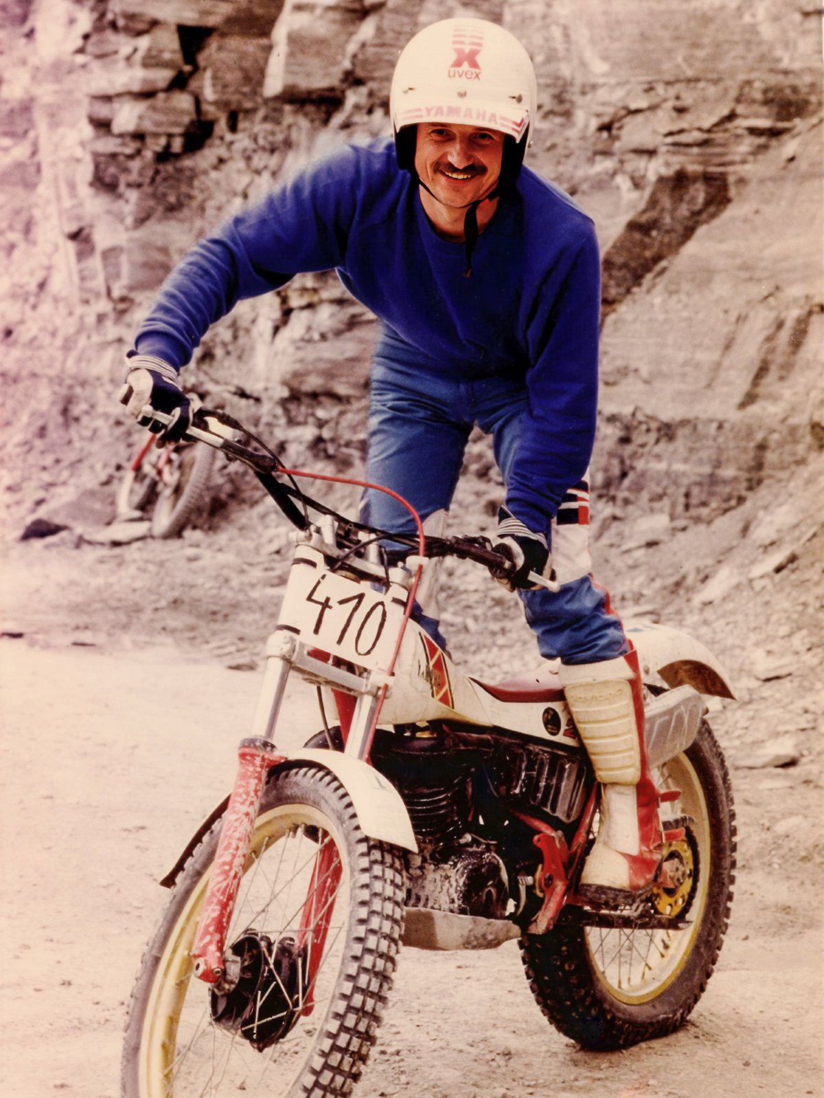 Paul Ehrhardt senior na motocyklu trialowym z numerem startowym 410 w kamieniołomie, archiwalne zdjęcie kolorowe