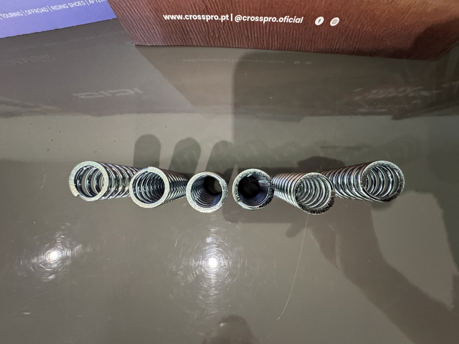 Komplet sprężyn sprzęgła motocyklowego ułożony w rzędzie