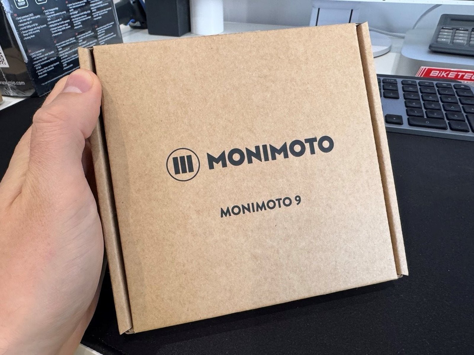 Monimoto 9 w dłoni, tracker o jedną trzecią mniejszy od siódemki, łatwiejszy do ukrycia w motocyklu