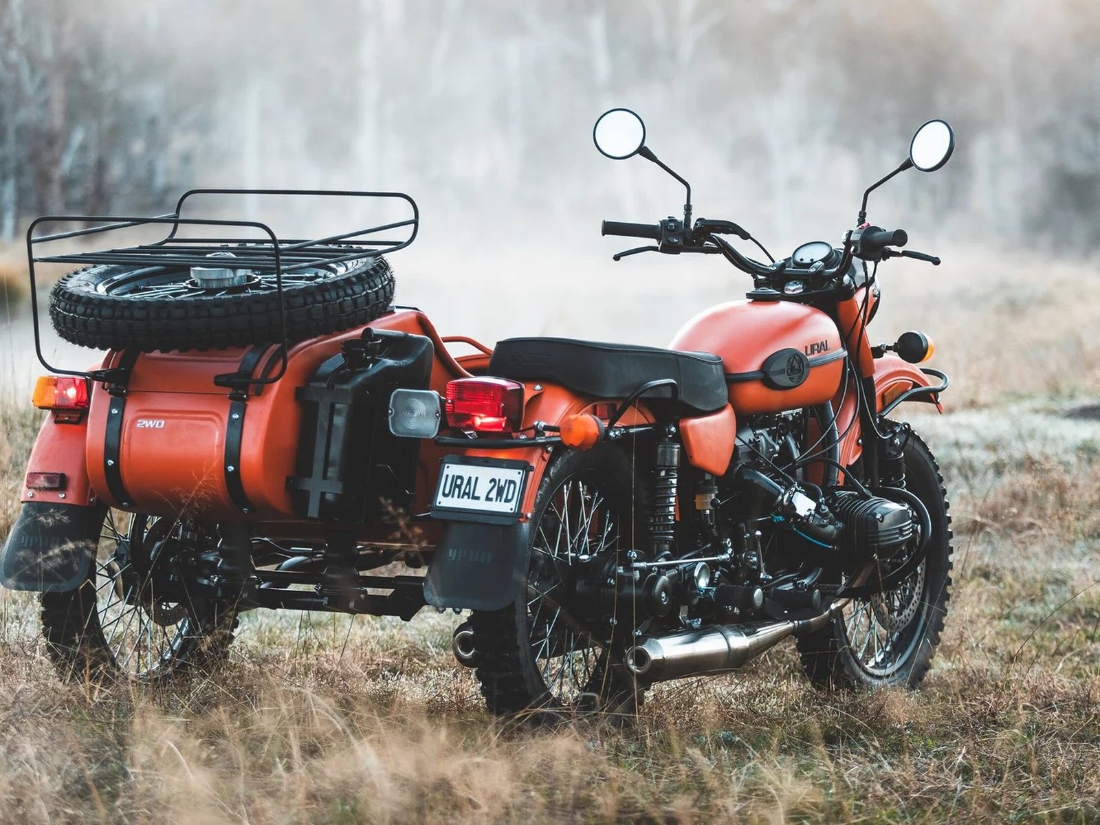 Ural Gear Up z wózkiem bocznym i dołączanym napędem koła wózka w terenie