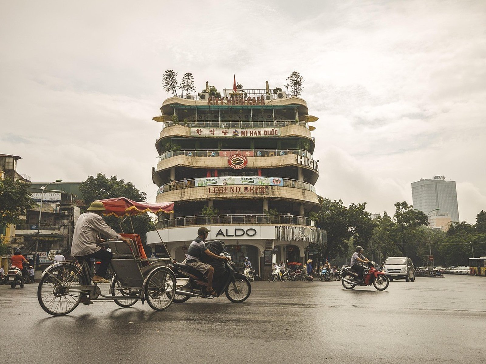 Ulica w Hanoi wypełniona skuterami, Azja to największy rynek jednośladów na świecie