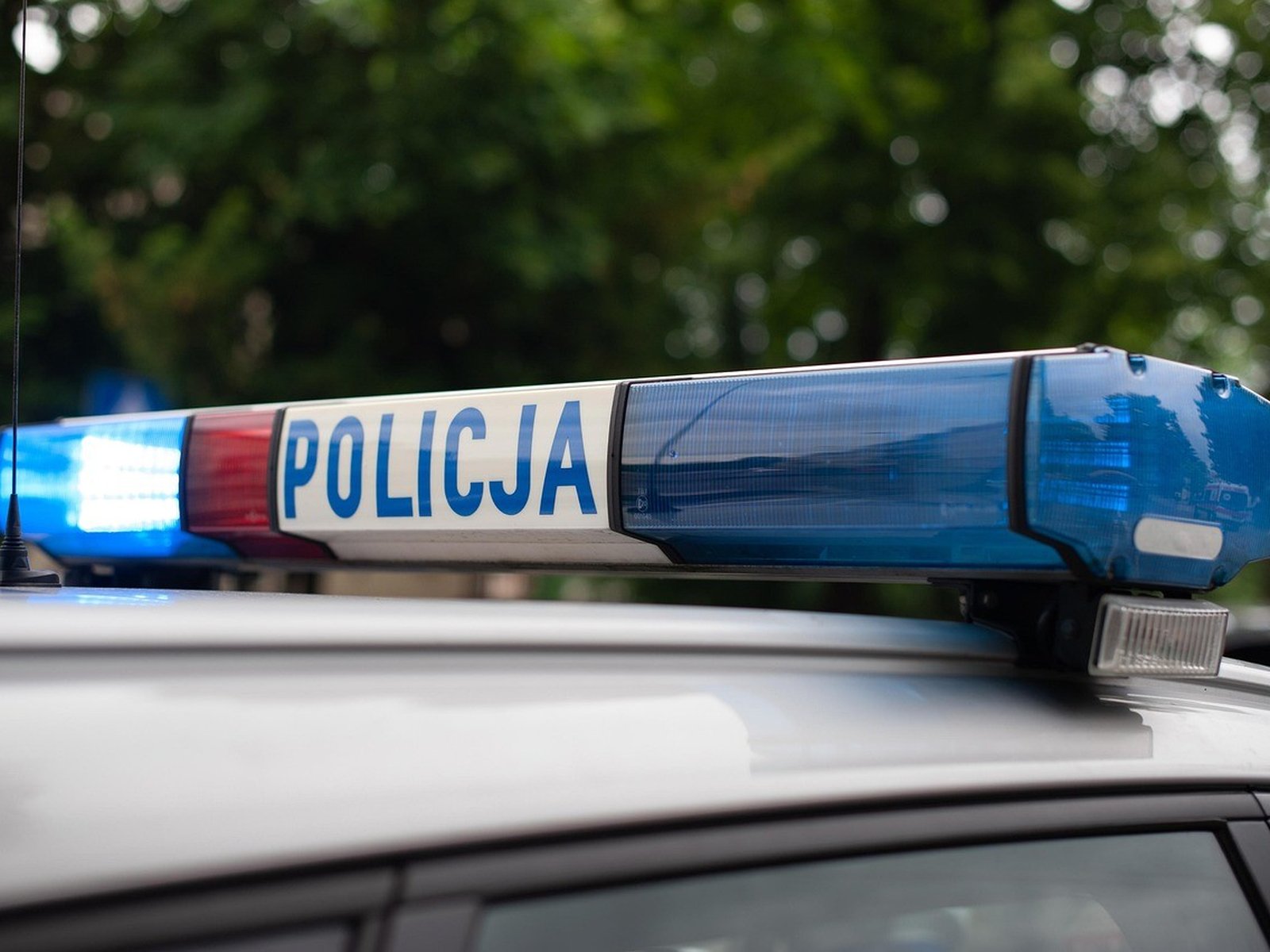 Radiowóz policji podczas kontroli drogowej, od 2026 roku motocyklistę czekają surowsze konsekwencje za prędkość