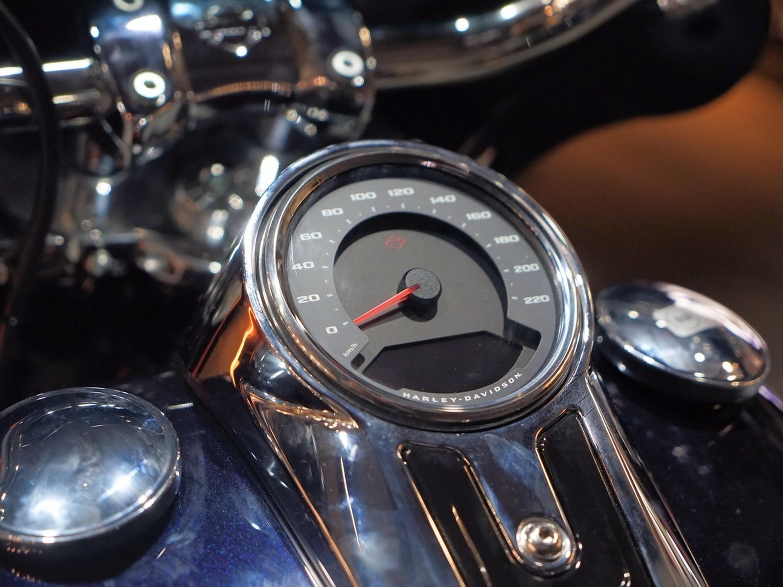 Prędkościomierz motocykla z bliska, od 31 km/h ponad limit mandat rośnie, a przy recydywie się podwaja